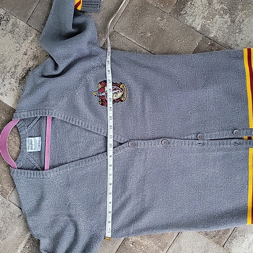 Box Lunch Harry Potter Gryffindor Cardigan Sweater Sz L Embroided Patch - Picture 6 of 8